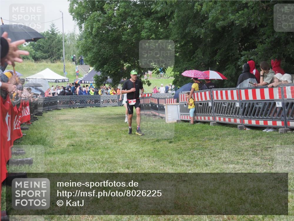 21.06.2025 - 27. Vierlanden-Triathlon KatJ http://msf.ph/oto/8026225 15.06.2025 13:29:12 Ziel 9, 952 meine-sportfotos.de
