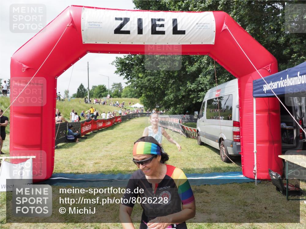 21.06.2025 - 27. Vierlanden-Triathlon MichiJ http://msf.ph/oto/8026228 15.06.2026 11:57:45 Ziel 478, 563 meine-sportfotos.de