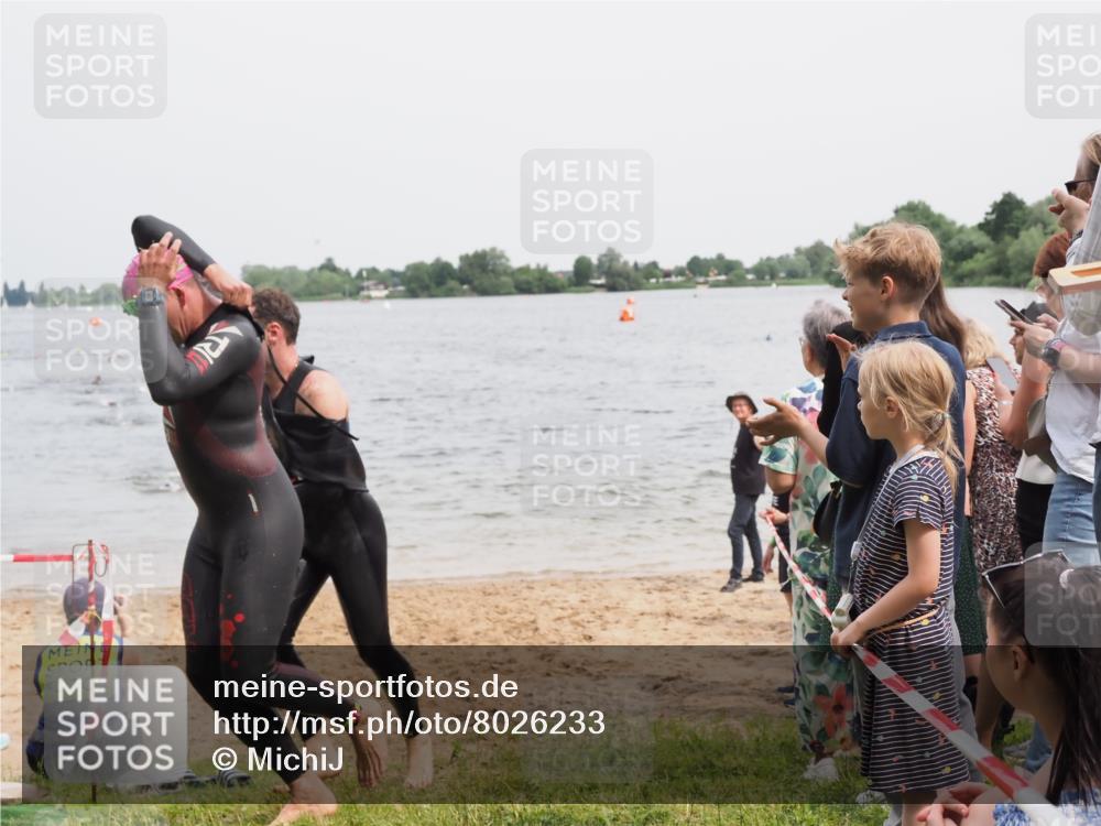 21.06.2025 - 27. Vierlanden-Triathlon MichiJ http://msf.ph/oto/8026233 15.06.2026 10:57:02 Schwimmen 654, 688, 711, 718 meine-sportfotos.de