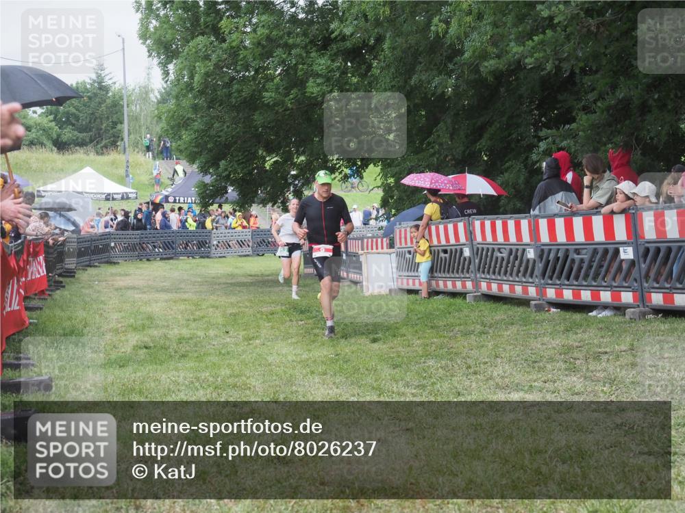 21.06.2025 - 27. Vierlanden-Triathlon KatJ http://msf.ph/oto/8026237 15.06.2025 13:29:12 Ziel 9, 952 meine-sportfotos.de
