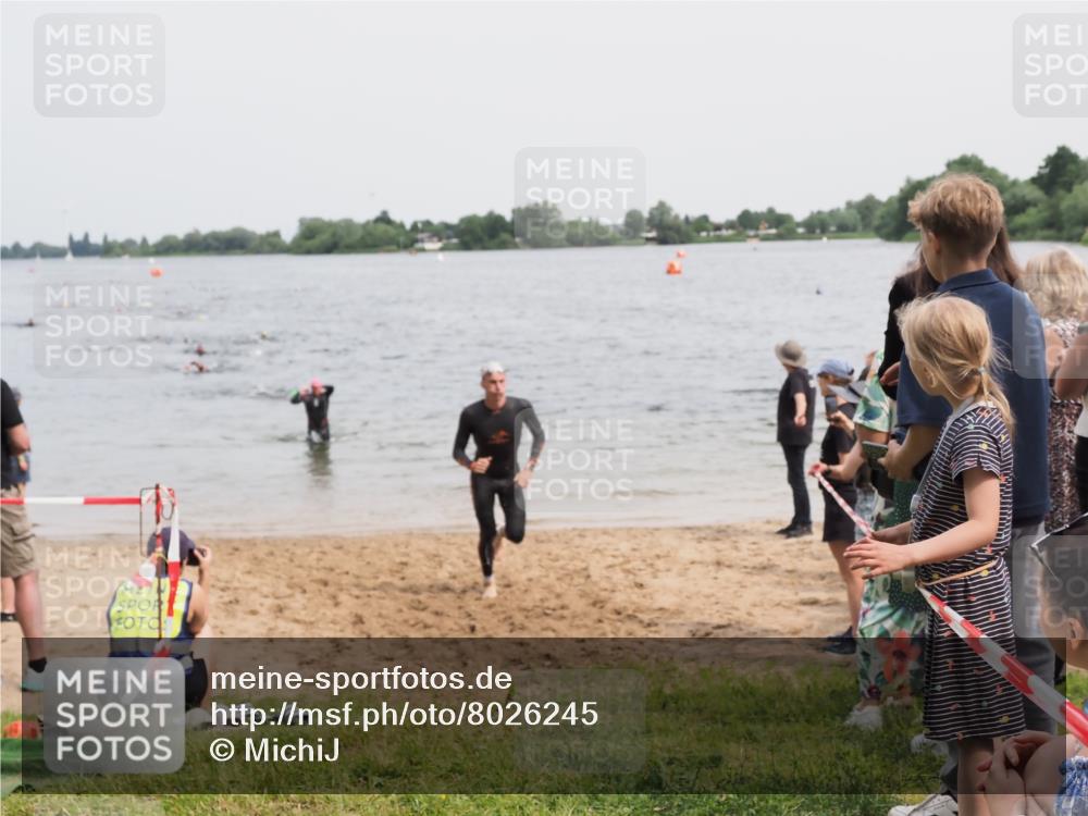 21.06.2025 - 27. Vierlanden-Triathlon MichiJ http://msf.ph/oto/8026245 15.06.2026 10:57:12 Schwimmen 692, 697 meine-sportfotos.de