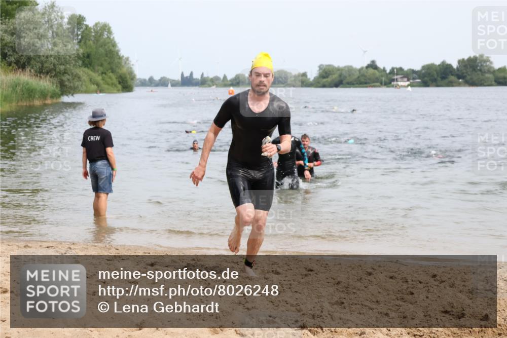 15.06.2025 - 27. Vierlanden-Triathlon Lena Gebhardt http://msf.ph/oto/8026248 15.06.2025 10:58:16 Schwimmen 710, 741, 762, 769 meine-sportfotos.de