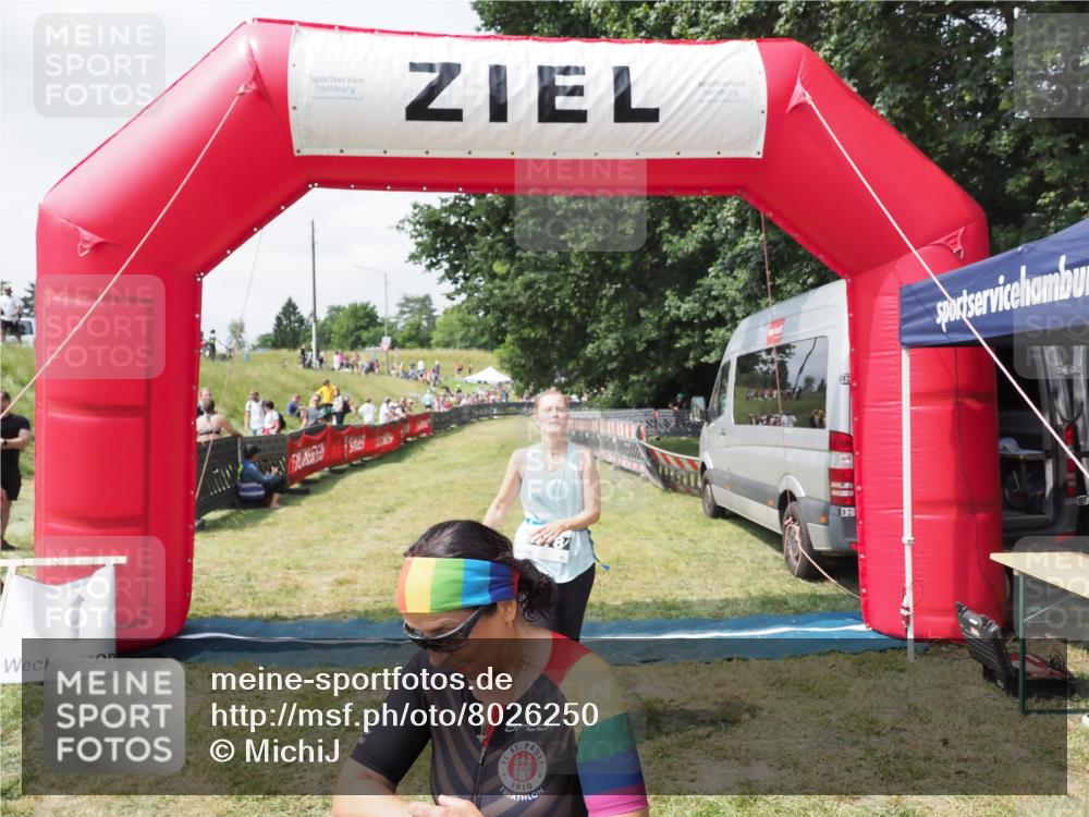 21.06.2025 - 27. Vierlanden-Triathlon MichiJ http://msf.ph/oto/8026250 15.06.2026 11:57:46 Ziel 478, 563 meine-sportfotos.de