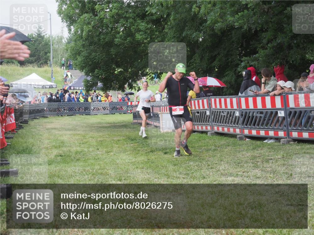 21.06.2025 - 27. Vierlanden-Triathlon KatJ http://msf.ph/oto/8026275 15.06.2025 13:29:13 Ziel 9, 952 meine-sportfotos.de