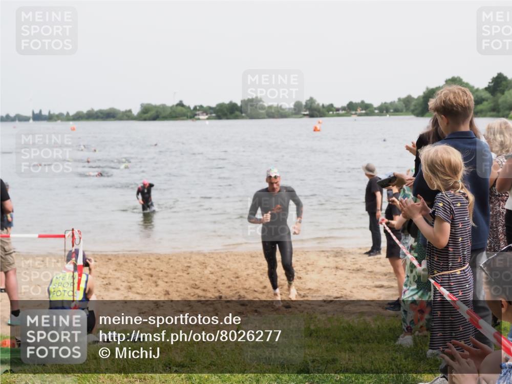 21.06.2025 - 27. Vierlanden-Triathlon MichiJ http://msf.ph/oto/8026277 15.06.2026 10:57:13 Schwimmen 692, 697 meine-sportfotos.de