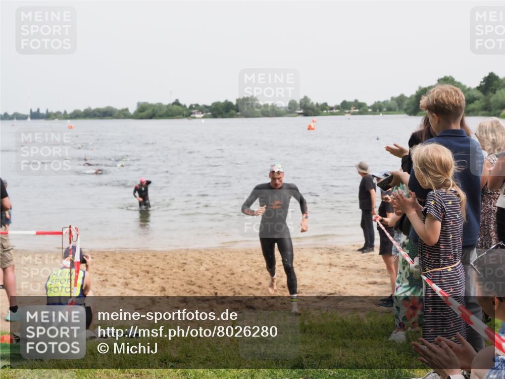 21.06.2025 - 27. Vierlanden-Triathlon MichiJ http://msf.ph/oto/8026280 15.06.2026 10:57:13 Schwimmen 692, 697 meine-sportfotos.de