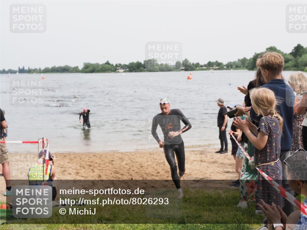 21.06.2025 - 27. Vierlanden-Triathlon MichiJ http://msf.ph/oto/8026293 15.06.2026 10:57:13 Schwimmen 692, 697 meine-sportfotos.de