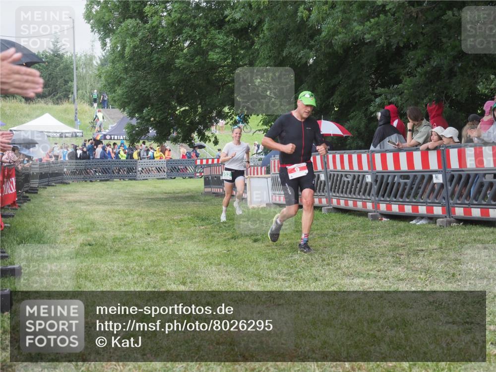21.06.2025 - 27. Vierlanden-Triathlon KatJ http://msf.ph/oto/8026295 15.06.2025 13:29:13 Ziel 9, 952 meine-sportfotos.de