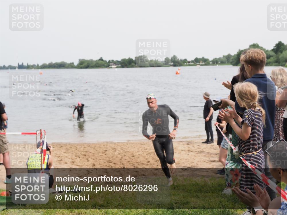 21.06.2025 - 27. Vierlanden-Triathlon MichiJ http://msf.ph/oto/8026296 15.06.2026 10:57:14 Schwimmen 692, 697 meine-sportfotos.de