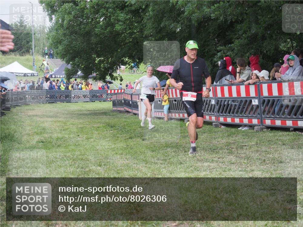 21.06.2025 - 27. Vierlanden-Triathlon KatJ http://msf.ph/oto/8026306 15.06.2025 13:29:14 Ziel 9, 952 meine-sportfotos.de