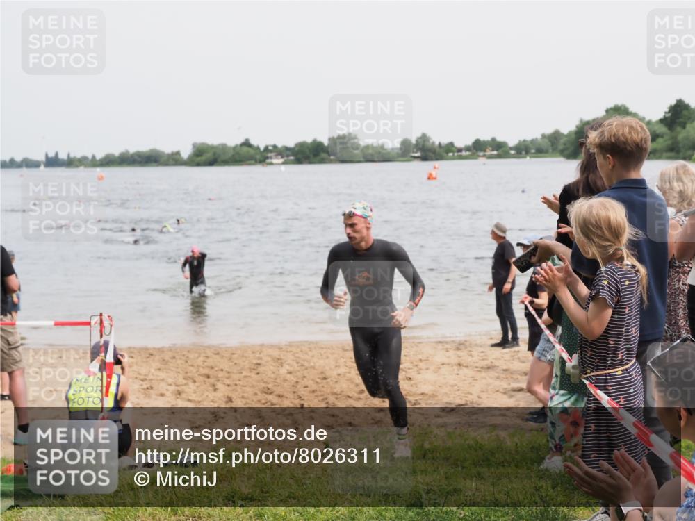 21.06.2025 - 27. Vierlanden-Triathlon MichiJ http://msf.ph/oto/8026311 15.06.2026 10:57:14 Schwimmen 692, 697 meine-sportfotos.de