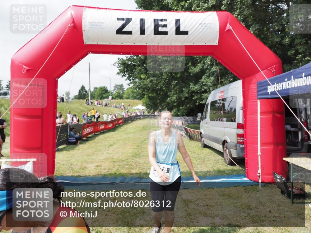21.06.2025 - 27. Vierlanden-Triathlon MichiJ http://msf.ph/oto/8026312 15.06.2026 11:57:46 Ziel 478, 563 meine-sportfotos.de