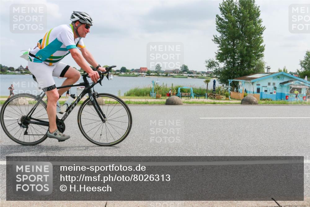 21.06.2025 - 27. Vierlanden-Triathlon H.Heesch http://msf.ph/oto/8026313 15.06.2025 12:11:35 Radfahren 740, 806, 901, 1024, 1025, 1026, 1027 meine-sportfotos.de