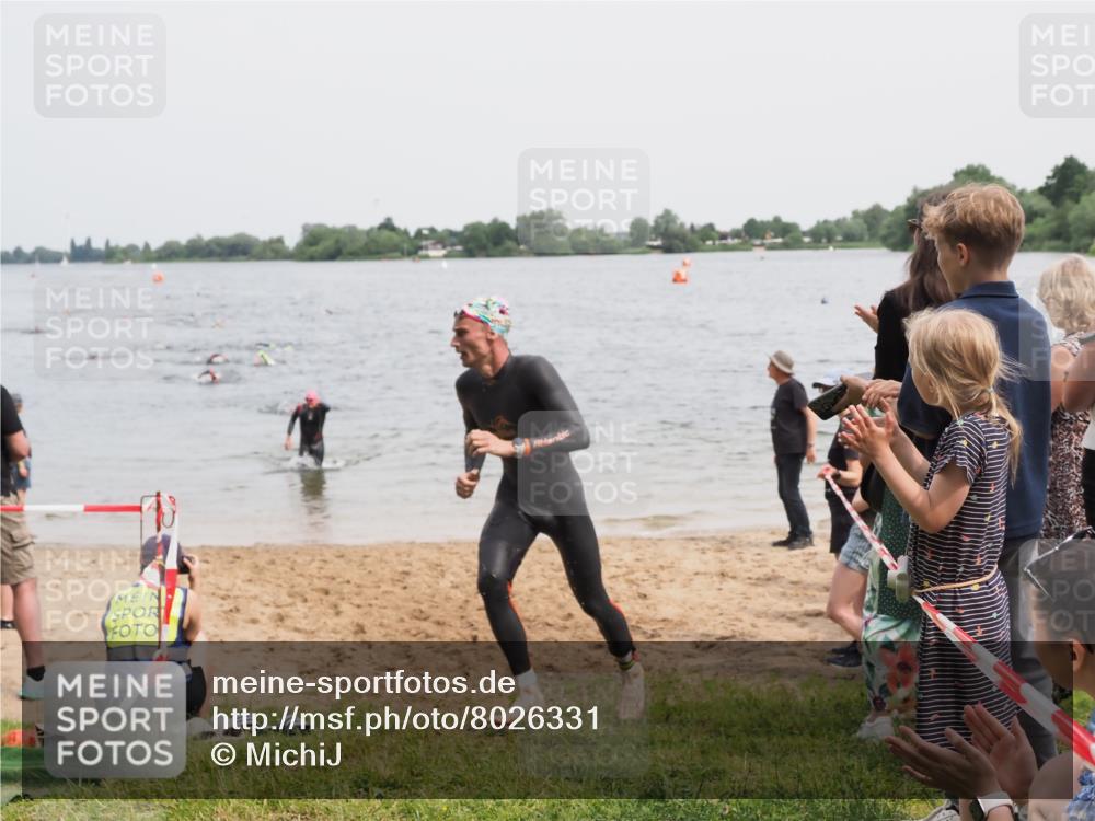 21.06.2025 - 27. Vierlanden-Triathlon MichiJ http://msf.ph/oto/8026331 15.06.2026 10:57:14 Schwimmen 692, 697 meine-sportfotos.de