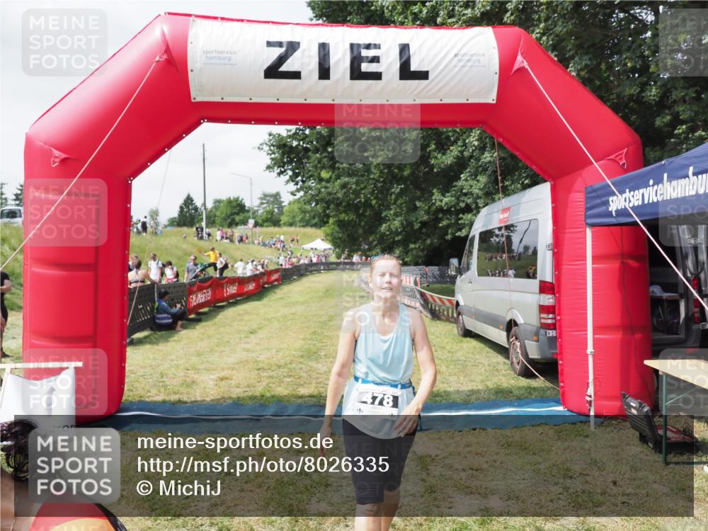 21.06.2025 - 27. Vierlanden-Triathlon MichiJ http://msf.ph/oto/8026335 15.06.2026 11:57:47 Ziel 478, 563 meine-sportfotos.de