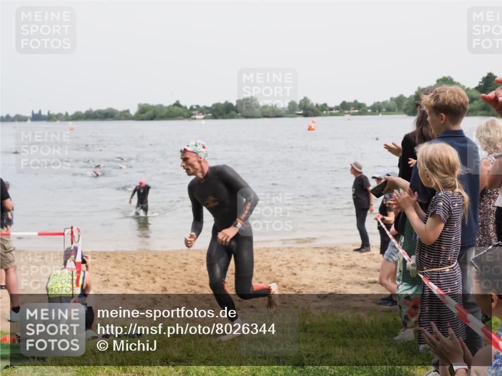 21.06.2025 - 27. Vierlanden-Triathlon MichiJ http://msf.ph/oto/8026344 15.06.2026 10:57:14 Schwimmen 692, 697 meine-sportfotos.de