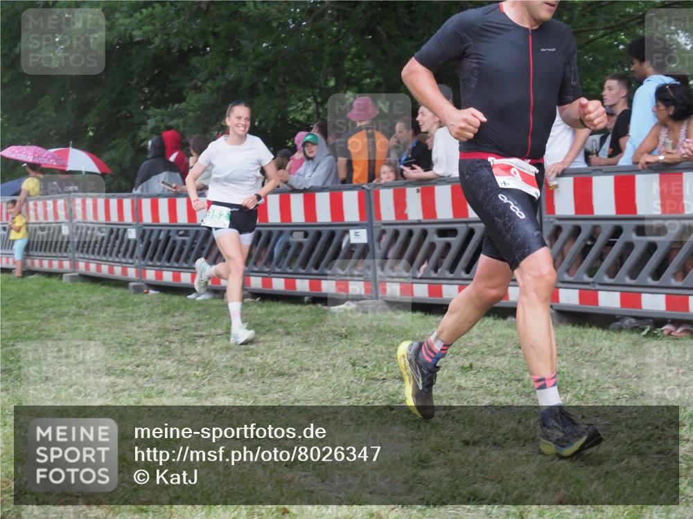 21.06.2025 - 27. Vierlanden-Triathlon KatJ http://msf.ph/oto/8026347 15.06.2025 13:29:15 Ziel 9, 952 meine-sportfotos.de