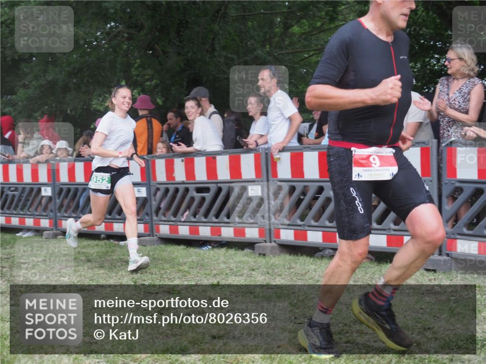 21.06.2025 - 27. Vierlanden-Triathlon KatJ http://msf.ph/oto/8026356 15.06.2025 13:29:15 Ziel 9, 952 meine-sportfotos.de
