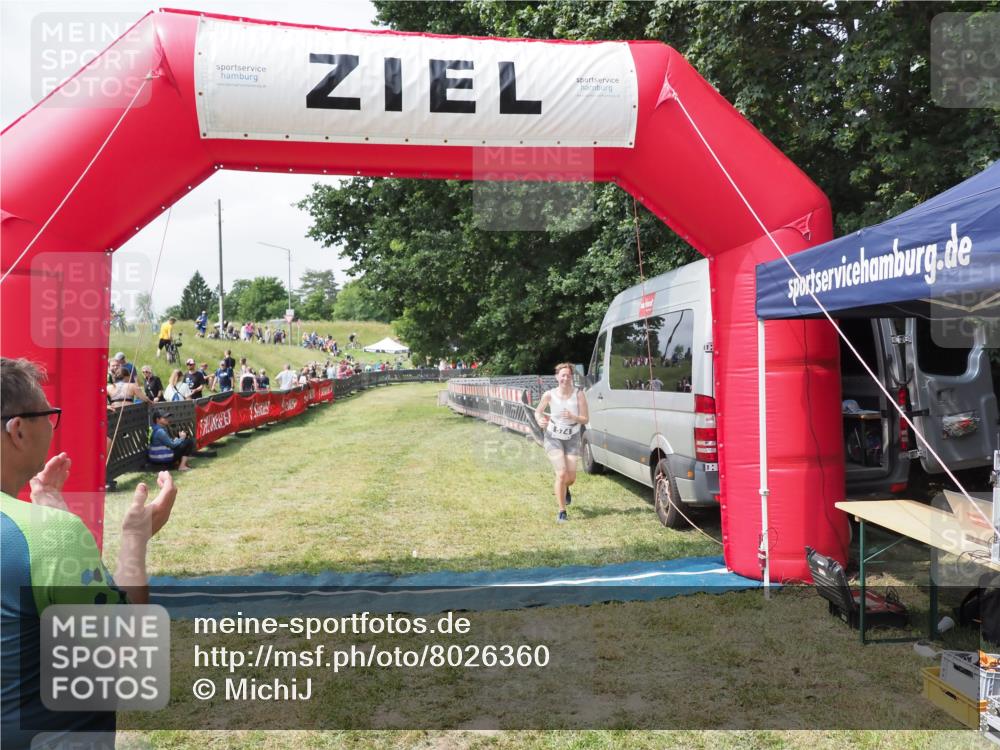 21.06.2025 - 27. Vierlanden-Triathlon MichiJ http://msf.ph/oto/8026360 15.06.2026 11:59:06 Ziel 574 meine-sportfotos.de