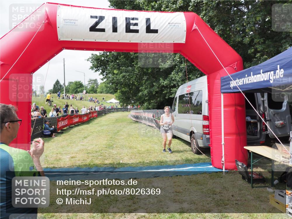 21.06.2025 - 27. Vierlanden-Triathlon MichiJ http://msf.ph/oto/8026369 15.06.2026 11:59:07 Ziel 574 meine-sportfotos.de