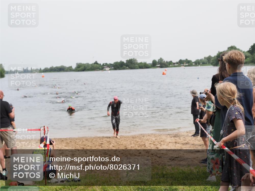 21.06.2025 - 27. Vierlanden-Triathlon MichiJ http://msf.ph/oto/8026371 15.06.2026 10:57:19 Schwimmen 692, 697 meine-sportfotos.de