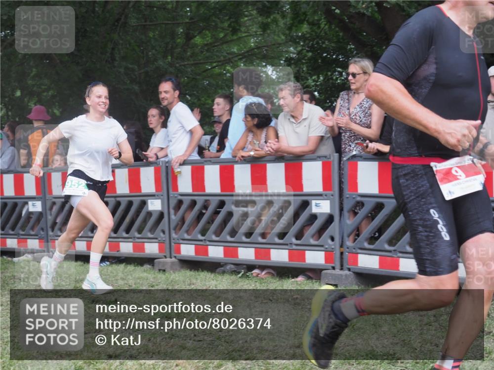 21.06.2025 - 27. Vierlanden-Triathlon KatJ http://msf.ph/oto/8026374 15.06.2025 13:29:15 Ziel 9, 952 meine-sportfotos.de