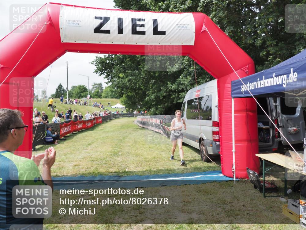 21.06.2025 - 27. Vierlanden-Triathlon MichiJ http://msf.ph/oto/8026378 15.06.2026 11:59:07 Ziel 574 meine-sportfotos.de