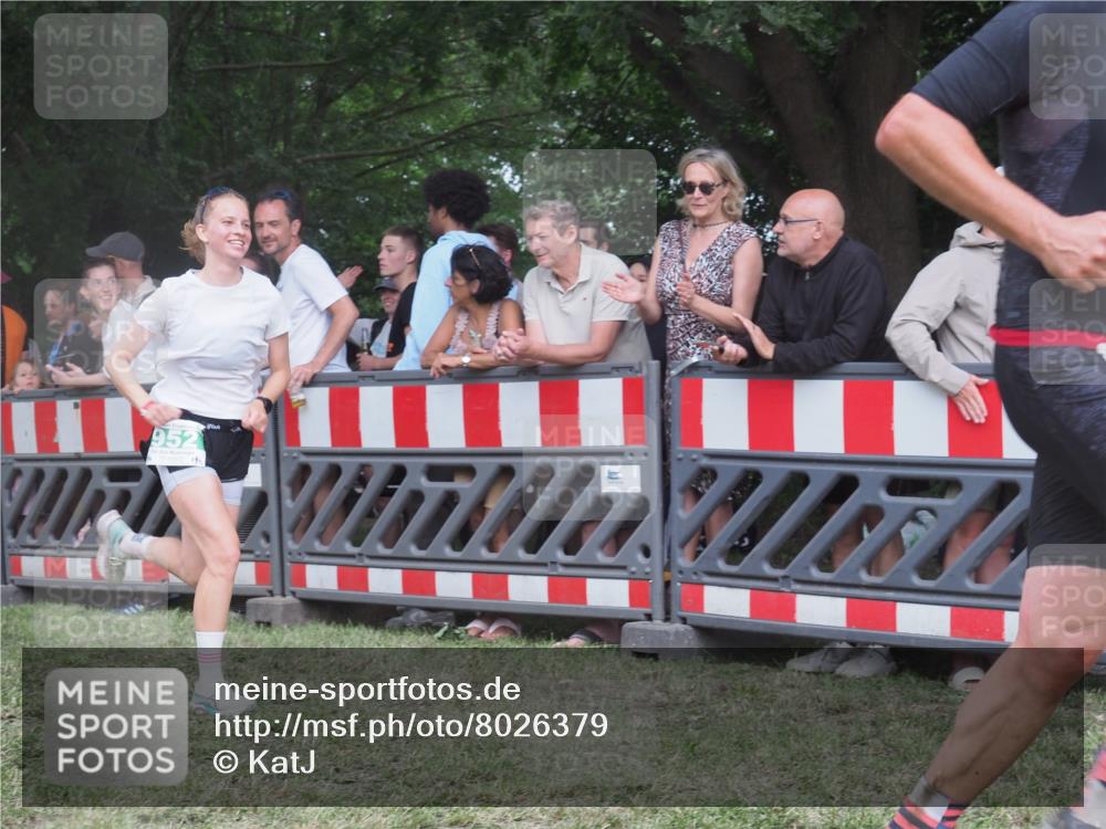 21.06.2025 - 27. Vierlanden-Triathlon KatJ http://msf.ph/oto/8026379 15.06.2025 13:29:16 Ziel 9, 952 meine-sportfotos.de