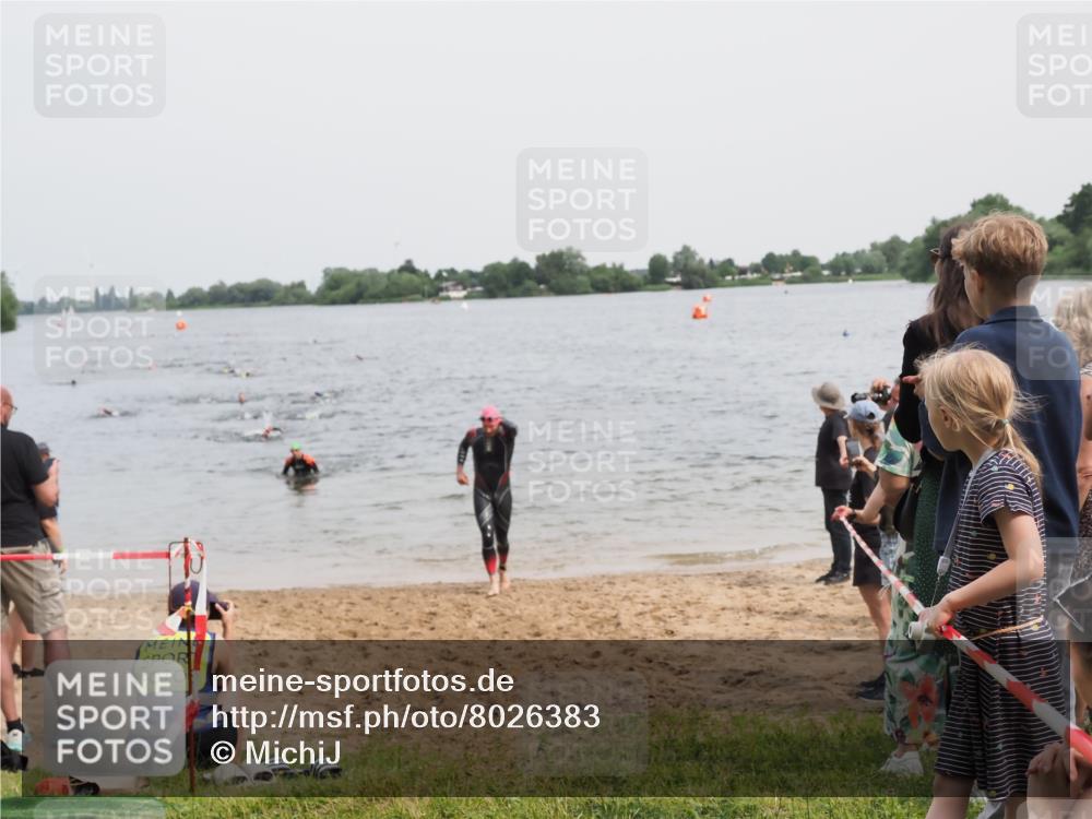 21.06.2025 - 27. Vierlanden-Triathlon MichiJ http://msf.ph/oto/8026383 15.06.2026 10:57:19 Schwimmen 692, 697 meine-sportfotos.de