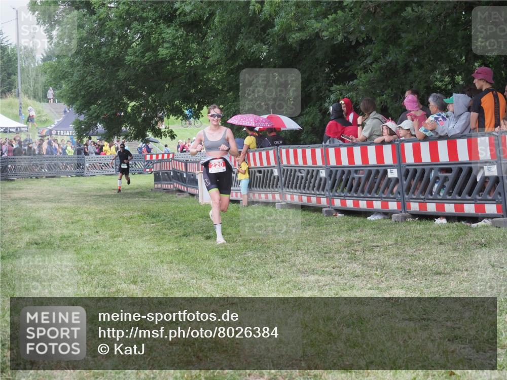 21.06.2025 - 27. Vierlanden-Triathlon KatJ http://msf.ph/oto/8026384 15.06.2025 13:29:29 Ziel 220, 717 meine-sportfotos.de