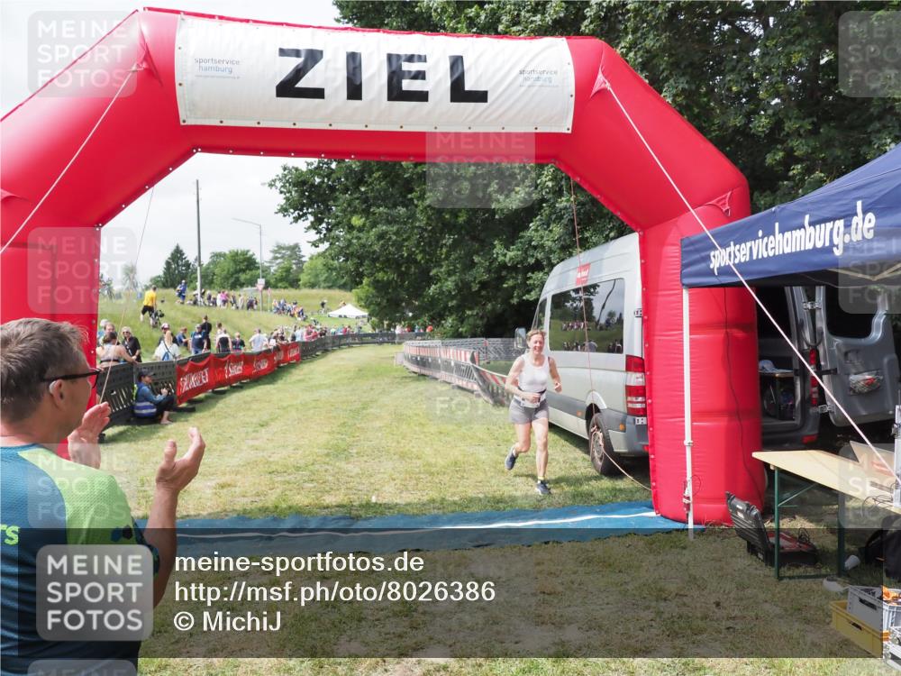 21.06.2025 - 27. Vierlanden-Triathlon MichiJ http://msf.ph/oto/8026386 15.06.2026 11:59:07 Ziel 574 meine-sportfotos.de