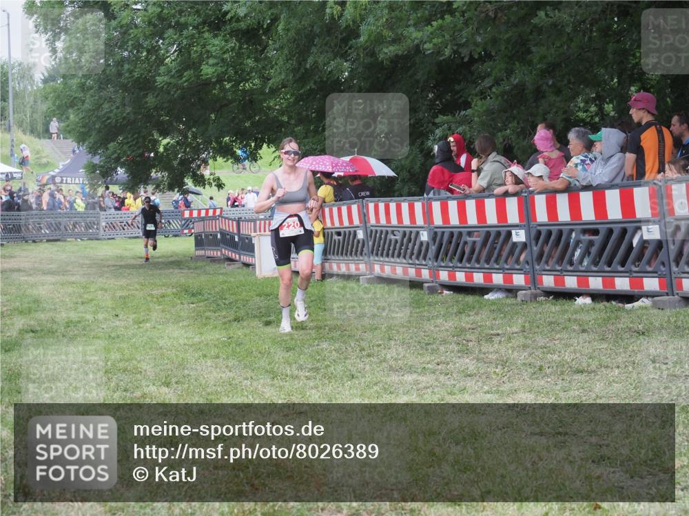 21.06.2025 - 27. Vierlanden-Triathlon KatJ http://msf.ph/oto/8026389 15.06.2025 13:29:30 Ziel 220, 717 meine-sportfotos.de