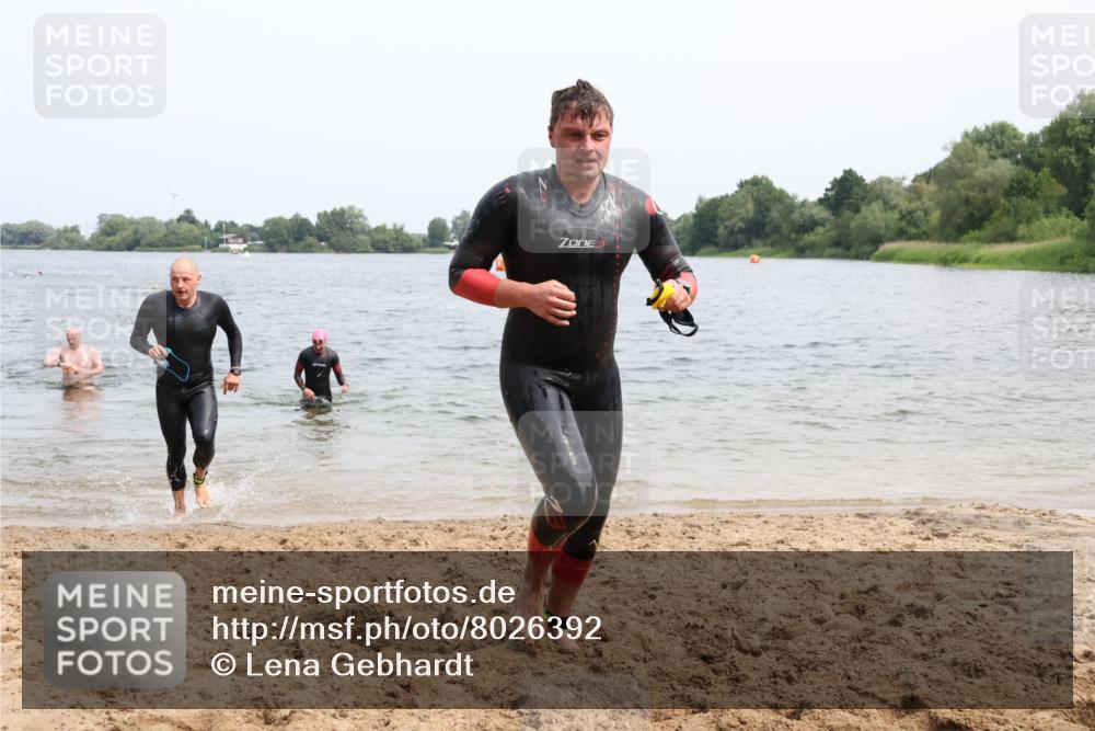 15.06.2025 - 27. Vierlanden-Triathlon Lena Gebhardt http://msf.ph/oto/8026392 15.06.2025 10:58:26 Schwimmen 643, 710, 732, 741, 769 meine-sportfotos.de