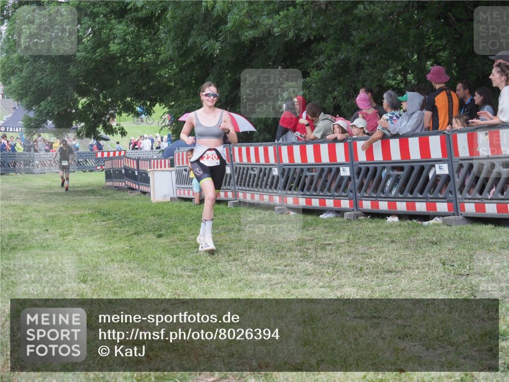 21.06.2025 - 27. Vierlanden-Triathlon KatJ http://msf.ph/oto/8026394 15.06.2025 13:29:30 Ziel 220, 717 meine-sportfotos.de
