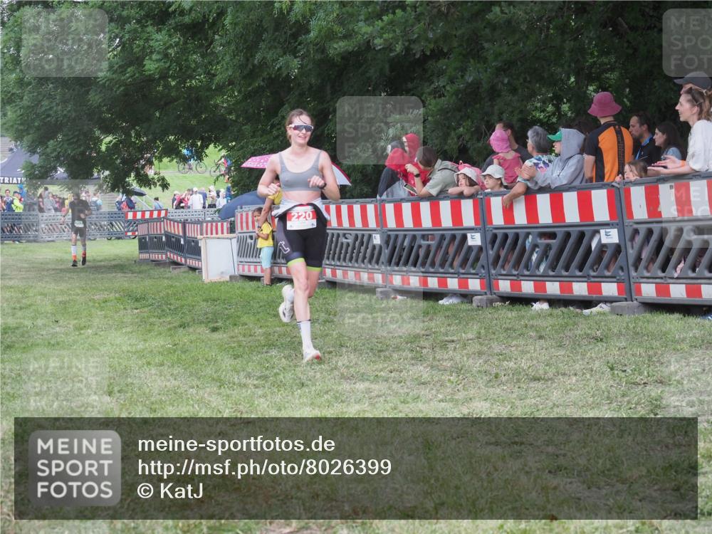 21.06.2025 - 27. Vierlanden-Triathlon KatJ http://msf.ph/oto/8026399 15.06.2025 13:29:30 Ziel 220, 717 meine-sportfotos.de
