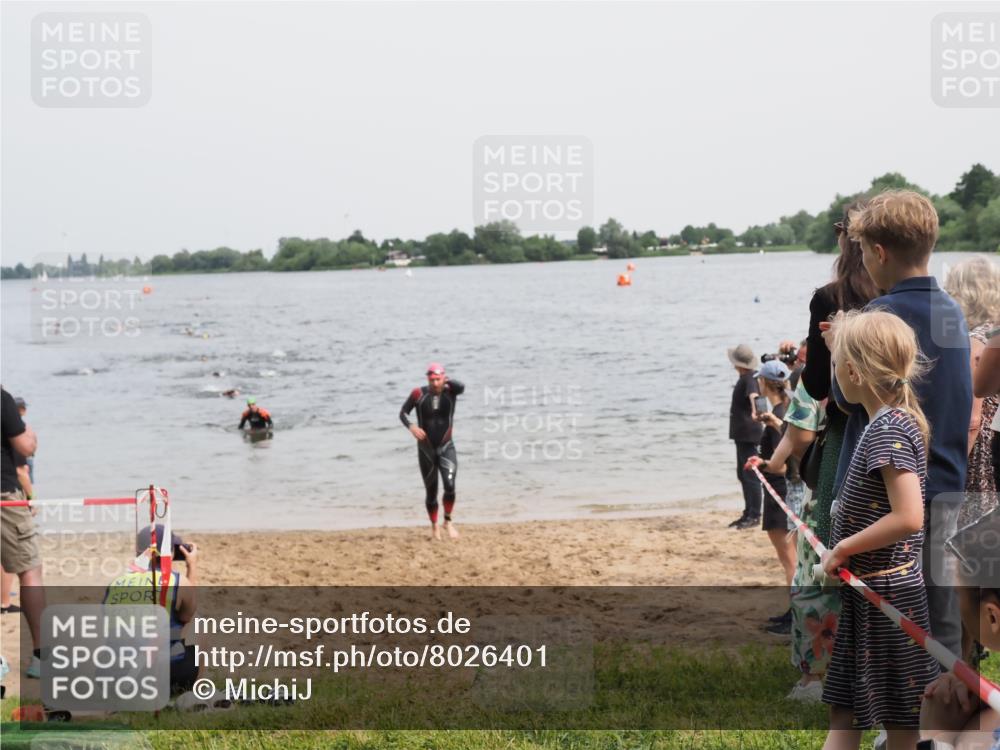 21.06.2025 - 27. Vierlanden-Triathlon MichiJ http://msf.ph/oto/8026401 15.06.2026 10:57:19 Schwimmen 692, 697 meine-sportfotos.de