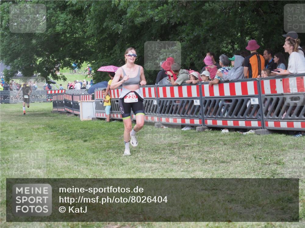 21.06.2025 - 27. Vierlanden-Triathlon KatJ http://msf.ph/oto/8026404 15.06.2025 13:29:30 Ziel 220, 717 meine-sportfotos.de