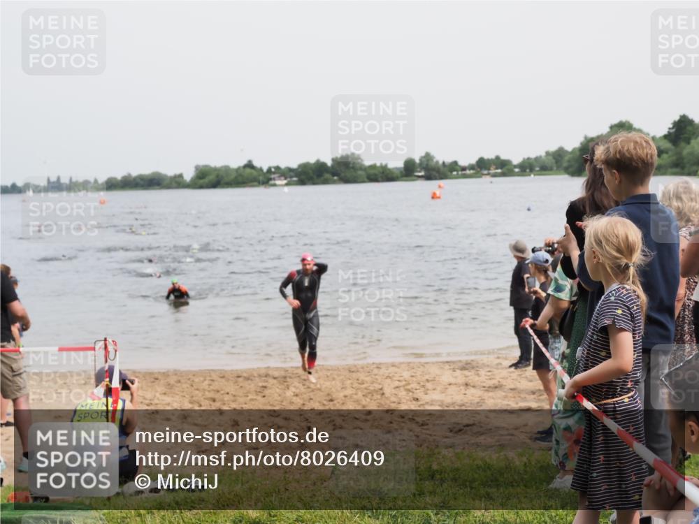 21.06.2025 - 27. Vierlanden-Triathlon MichiJ http://msf.ph/oto/8026409 15.06.2026 10:57:19 Schwimmen 692, 697 meine-sportfotos.de