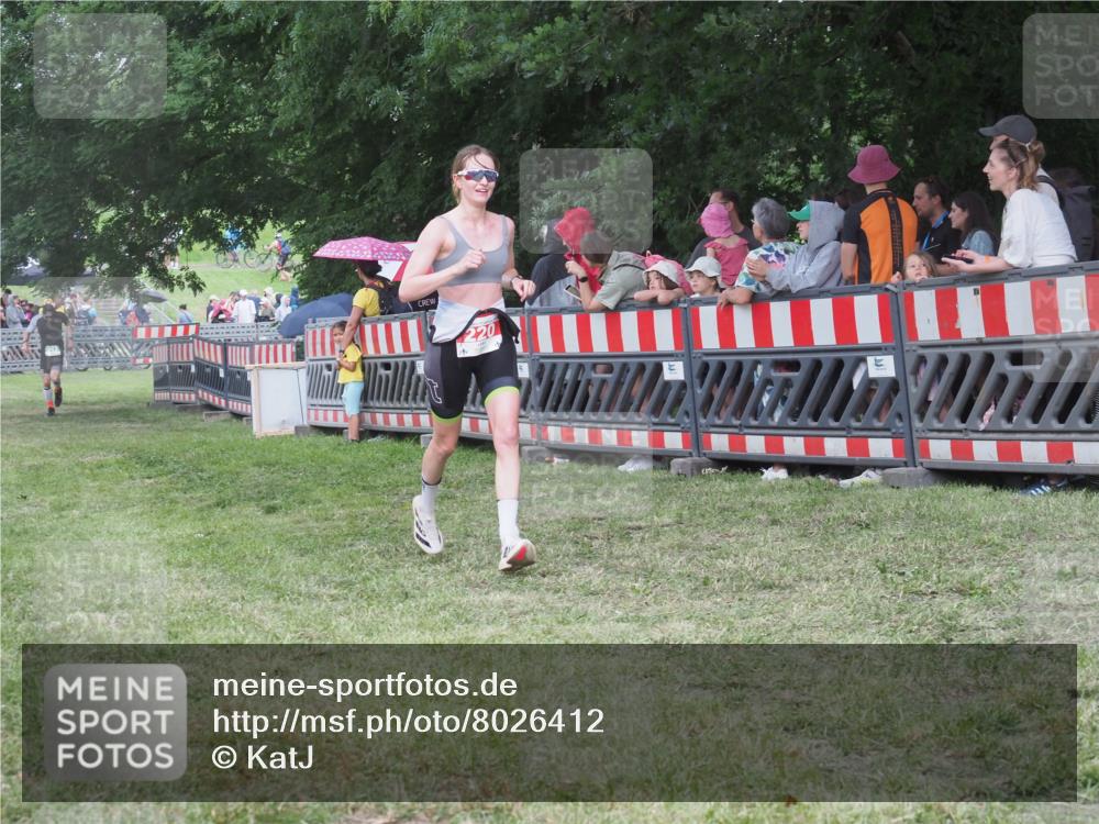 21.06.2025 - 27. Vierlanden-Triathlon KatJ http://msf.ph/oto/8026412 15.06.2025 13:29:30 Ziel 220, 717 meine-sportfotos.de