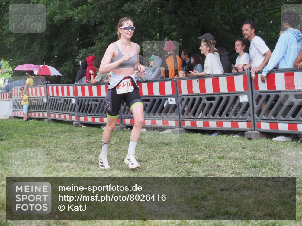 21.06.2025 - 27. Vierlanden-Triathlon KatJ http://msf.ph/oto/8026416 15.06.2025 13:29:31 Ziel 220, 717, 1069, 1070, 1071 meine-sportfotos.de
