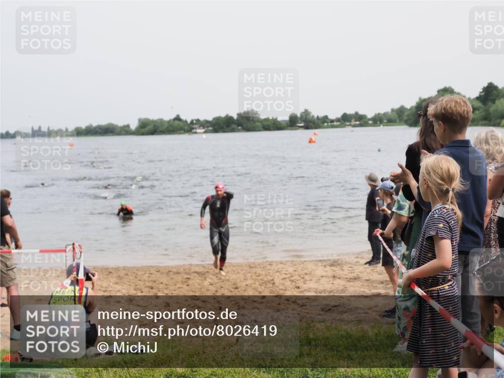 21.06.2025 - 27. Vierlanden-Triathlon MichiJ http://msf.ph/oto/8026419 15.06.2026 10:57:19 Schwimmen 692, 697 meine-sportfotos.de