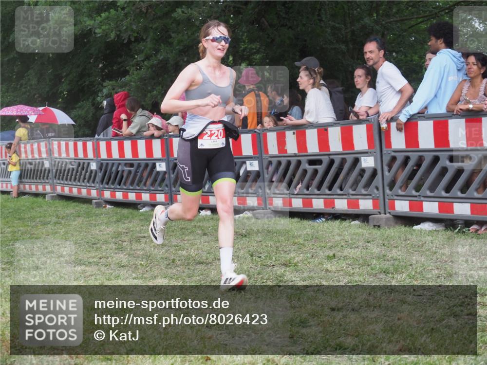 21.06.2025 - 27. Vierlanden-Triathlon KatJ http://msf.ph/oto/8026423 15.06.2025 13:29:31 Ziel 220, 717, 1069, 1070, 1071 meine-sportfotos.de