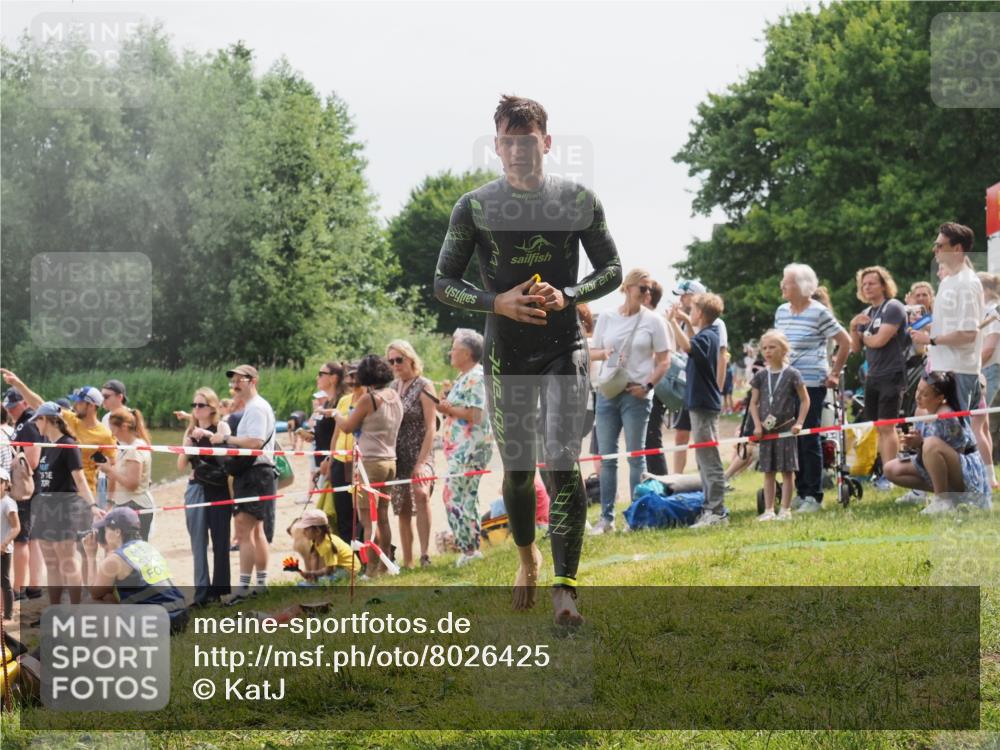 15.06.2025 - 27. Vierlanden-Triathlon KatJ http://msf.ph/oto/8026425 15.06.2025 10:59:50 Schwimmen 641, 727 meine-sportfotos.de