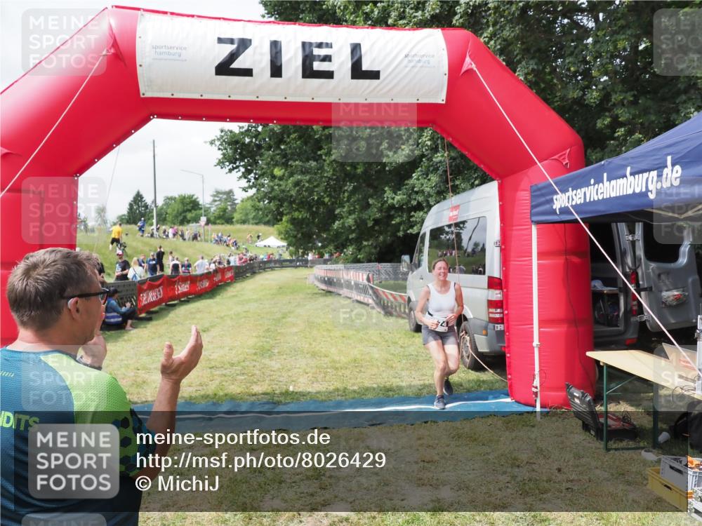 21.06.2025 - 27. Vierlanden-Triathlon MichiJ http://msf.ph/oto/8026429 15.06.2026 11:59:07 Ziel 574 meine-sportfotos.de