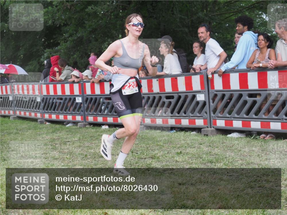 21.06.2025 - 27. Vierlanden-Triathlon KatJ http://msf.ph/oto/8026430 15.06.2025 13:29:31 Ziel 220, 717, 1069, 1070, 1071 meine-sportfotos.de