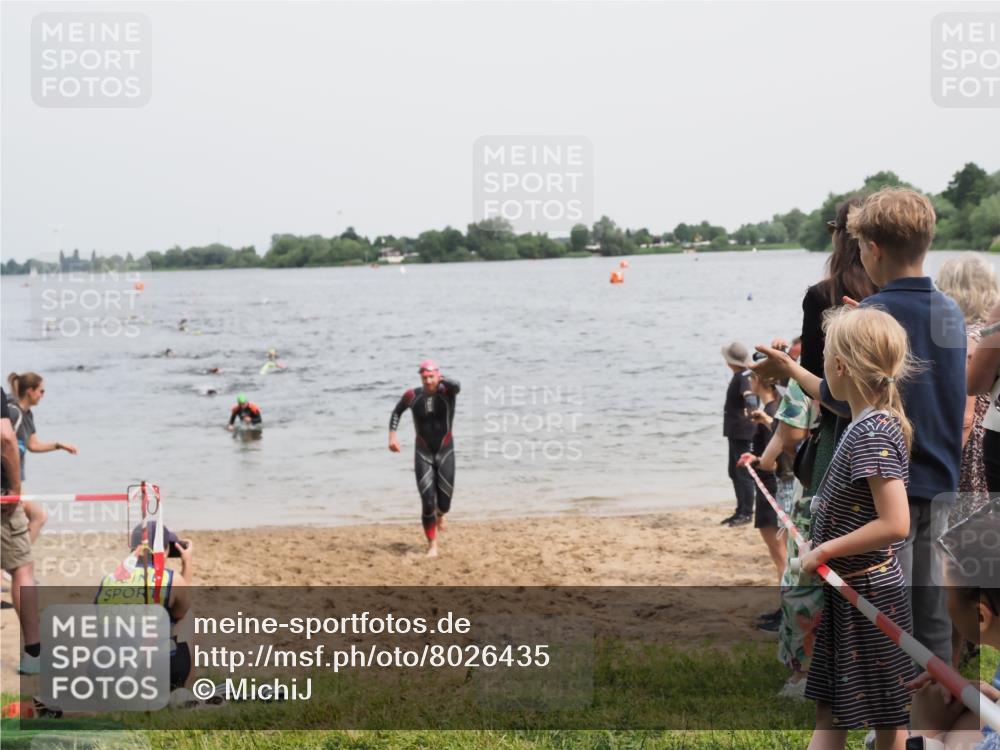 21.06.2025 - 27. Vierlanden-Triathlon MichiJ http://msf.ph/oto/8026435 15.06.2026 10:57:20 Schwimmen 692, 697 meine-sportfotos.de