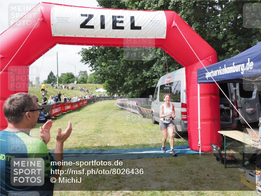 21.06.2025 - 27. Vierlanden-Triathlon MichiJ http://msf.ph/oto/8026436 15.06.2026 11:59:07 Ziel 574 meine-sportfotos.de