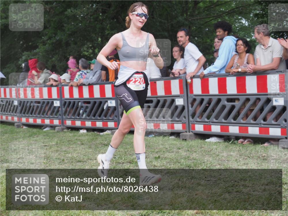 21.06.2025 - 27. Vierlanden-Triathlon KatJ http://msf.ph/oto/8026438 15.06.2025 13:29:31 Ziel 220, 717, 1069, 1070, 1071 meine-sportfotos.de