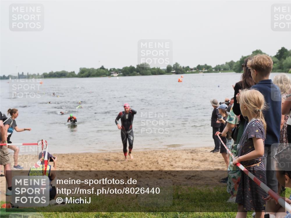 21.06.2025 - 27. Vierlanden-Triathlon MichiJ http://msf.ph/oto/8026440 15.06.2026 10:57:20 Schwimmen 692, 697 meine-sportfotos.de
