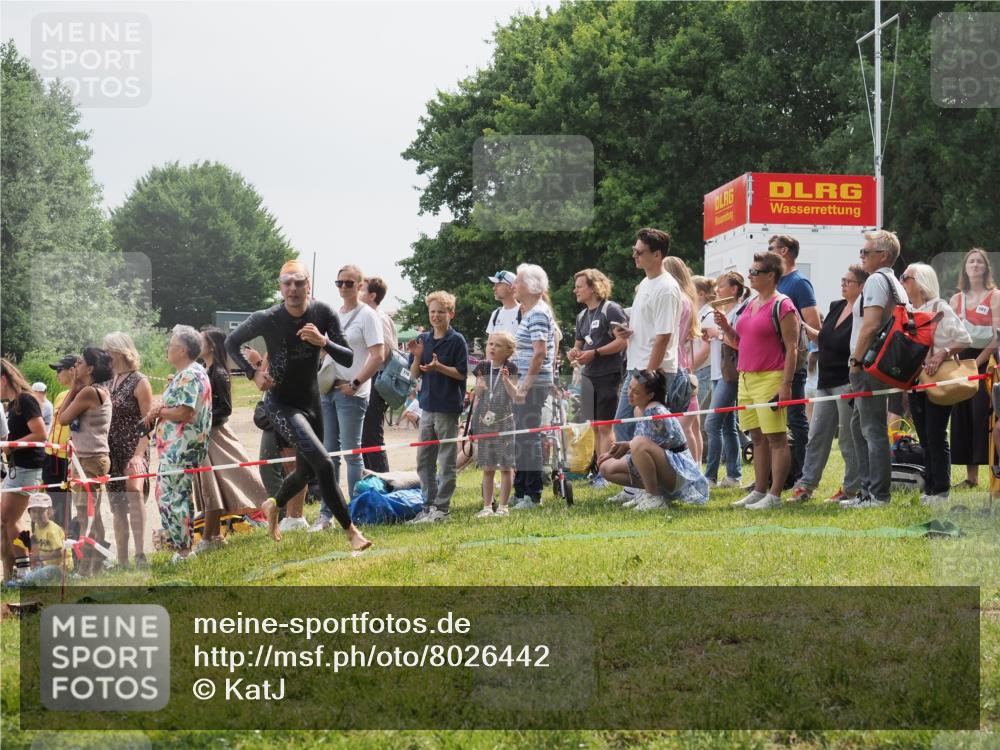 15.06.2025 - 27. Vierlanden-Triathlon KatJ http://msf.ph/oto/8026442 15.06.2025 11:00:07 Schwimmen 708 meine-sportfotos.de